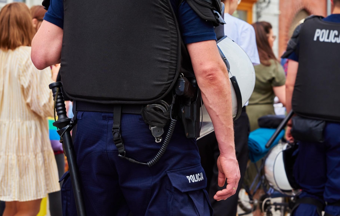 Służba z sercem: Policjanci z Nysy pomogli przy wymianie uszkodzonego koła