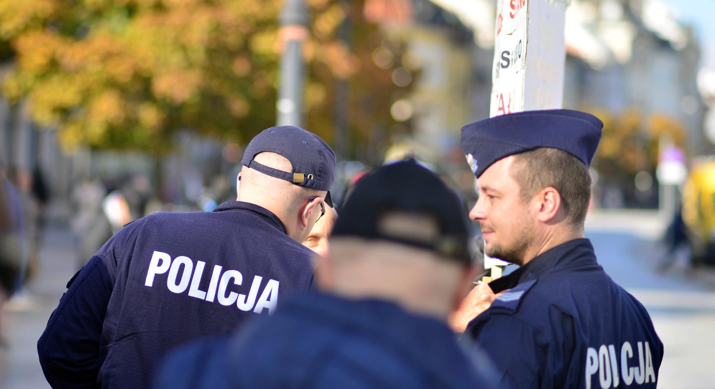 Odblaski dla bezpieczeństwa – akcja policji na nyskim rynku