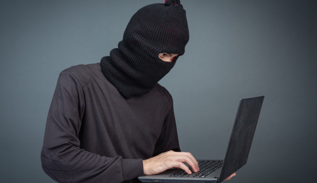 Apel Policji o ostrożność w sieci: Internetowy oszust wyłudził od 52-letniej kobiety 71 tysięcy złotych